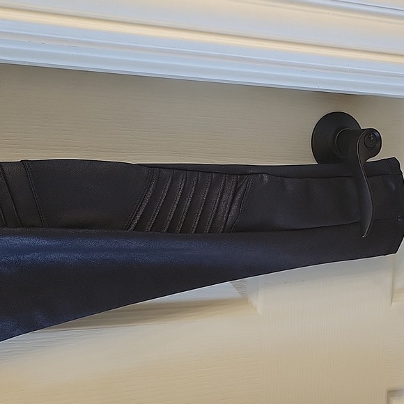 High Waist Black Leggings With Deatail On Sides NWT - Picture 11 of 14